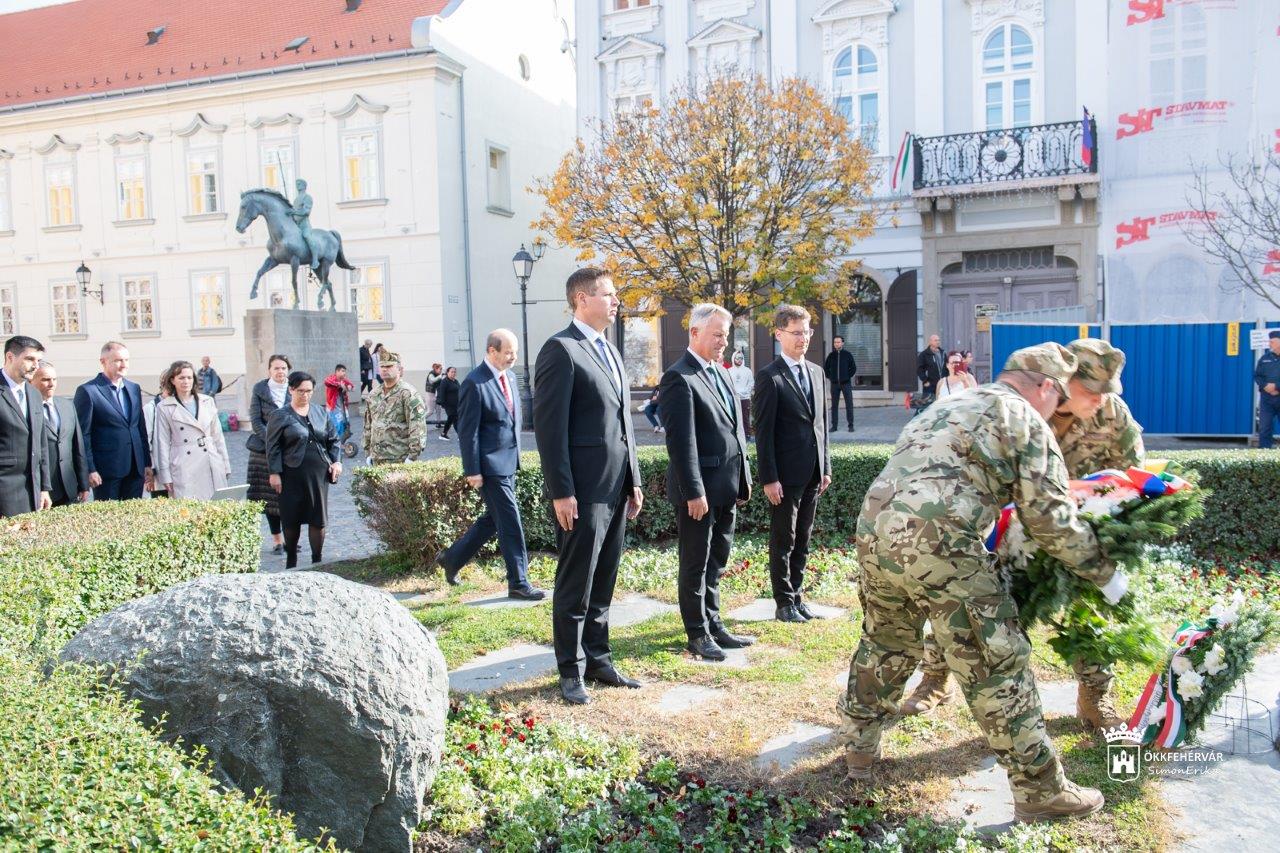 Csendes főhajtással, koszorúzásokkal emlékeztek az elhunyt katonákra Székesfehérváron